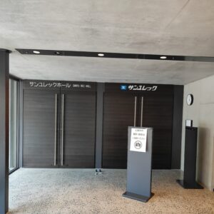 「仕事終わりのもうひとつの場所」——サンユレック社員、ホールへ向かう